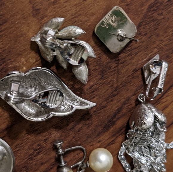 Lot of 11 signed single vintage earrings, silvertone - Picture 4 of 8